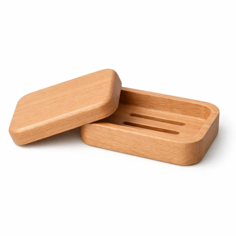 Rectangular travel soap dish crafted from natural beech wood, featuring a fitted lid and a smooth matte oiled finish for a modern yet natural look. Studio shot on a plain white background, ideal for e-commerce product listings.